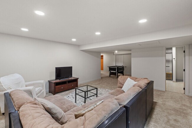 Building Photo - 2213 Grosvenor Ct