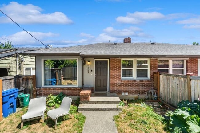 Building Photo - 3 bedroom in Seattle WA 98108