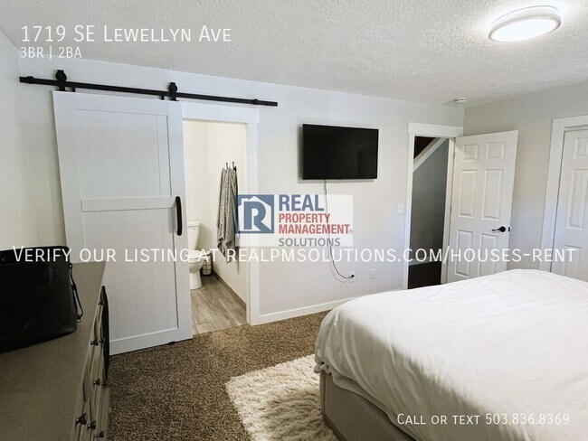 Building Photo - 1719 SE Lewellyn Ave