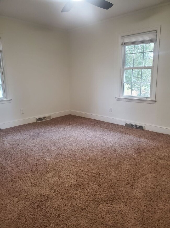 Building Photo - Newly Renovated 3 bedroom Single Family Ho...