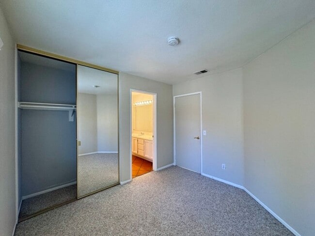 Building Photo - Spacious 4 Bedroom Home with Expansive Bac...