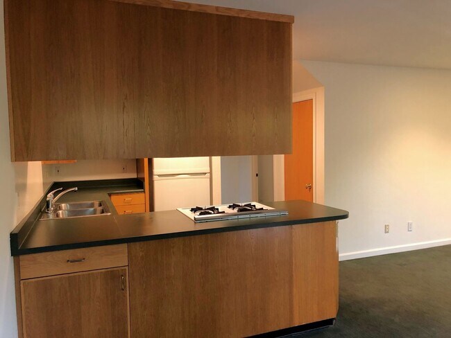 Building Photo - ***REDUCED SECURITY DEPOSIT***-Spacious 4 bedroom with 3 full bathrooms. Well maintained, private...