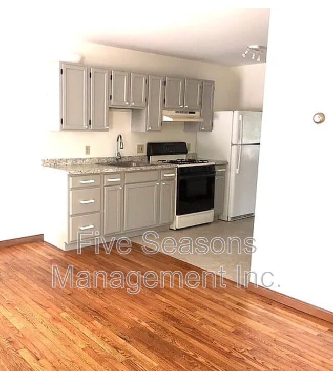 Building Photo - 358-360-360 N Winooski Ave