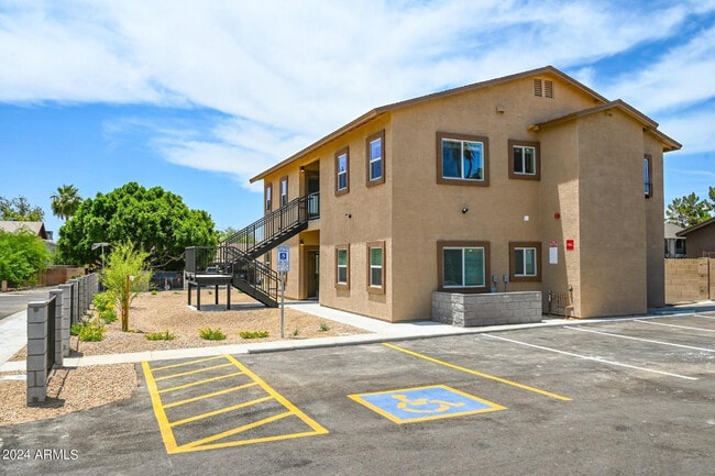 Building Photo - 1306 E Purdue Ave
