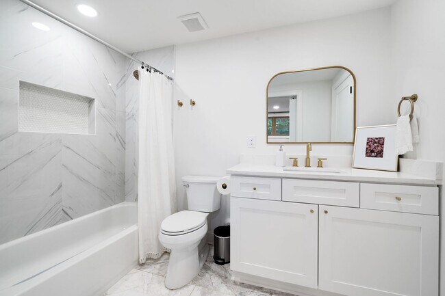 Building Photo - Home for rent in Homewood