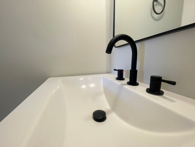 Building Photo - 209 W 2nd St