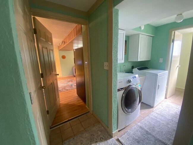 Building Photo - 709 S Salem Dr