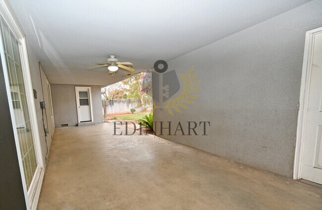 Building Photo - 412 W Sample Ave