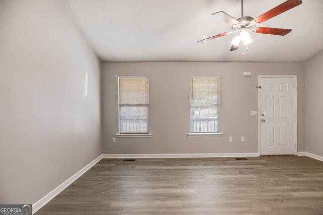 Building Photo - 18 Twin Oaks Ln