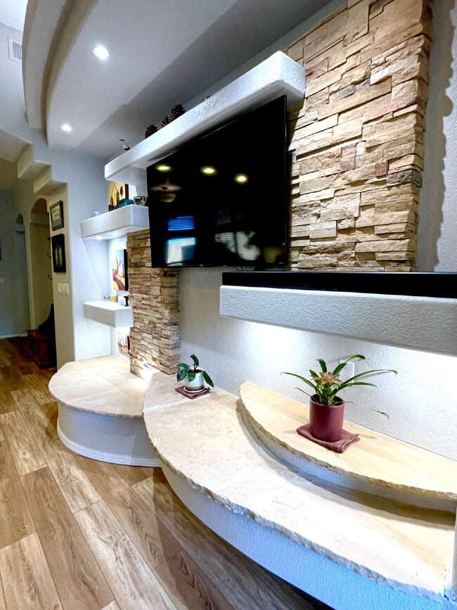 Building Photo - High Desert Beauty! Community Pool!
