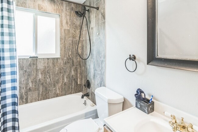 Building Photo - Charming 3BR House in Arvada