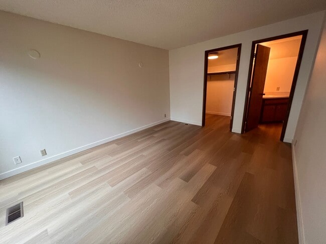 Building Photo - 2 bed 1.5 bath Eugene townhome