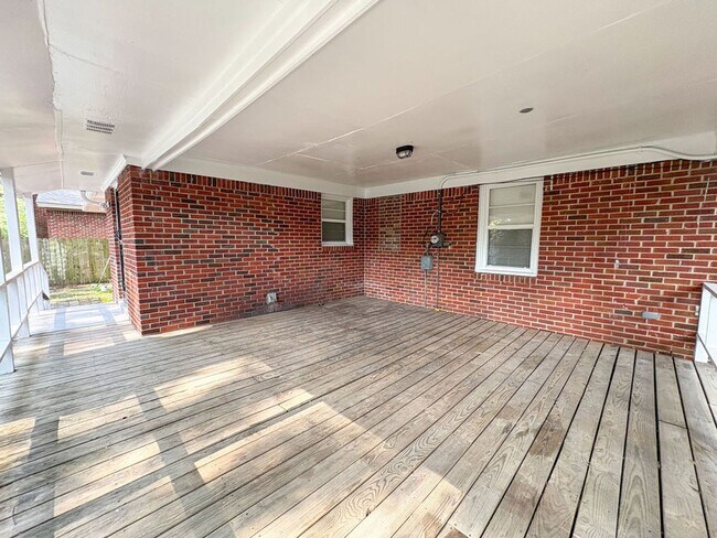 Building Photo - 4 bedroom, 2 bathroom house near Perkins and Willow / Colonial Acres area of Memphis