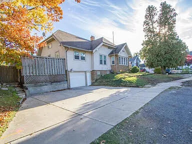 Building Photo - Large home in a convenient location
