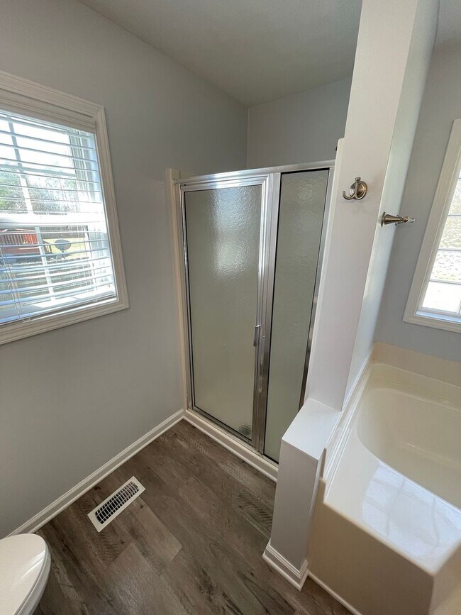 Building Photo - Immaculate and Move In Ready on Newport!