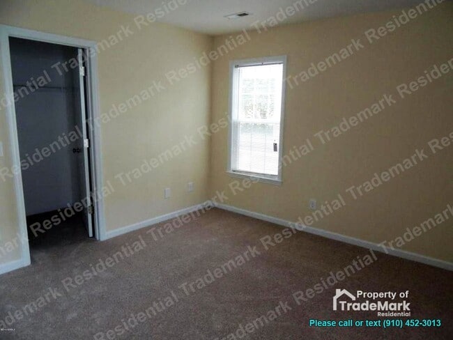 Building Photo - 3 Bedroom, 2 Bath House Available Now