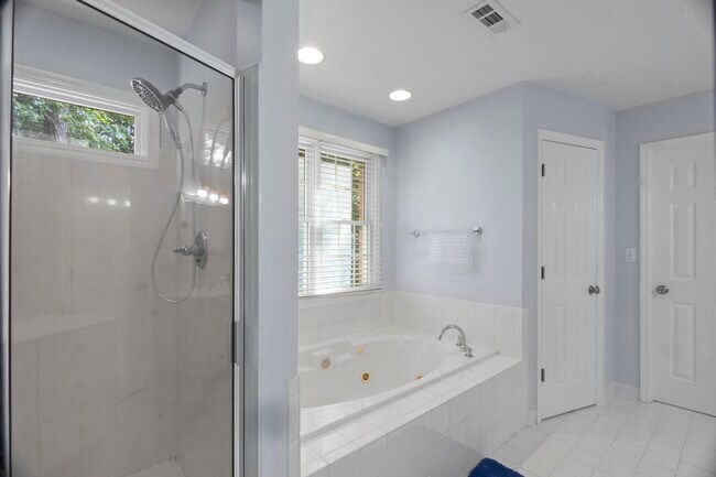 Building Photo - 126 Hemlock Dr