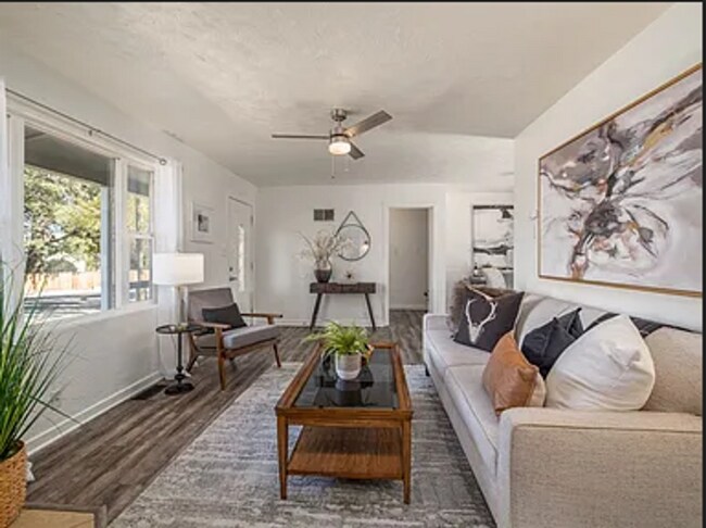 Building Photo - Beautiful, Spacious 3B/2.5Bath Single Family Home