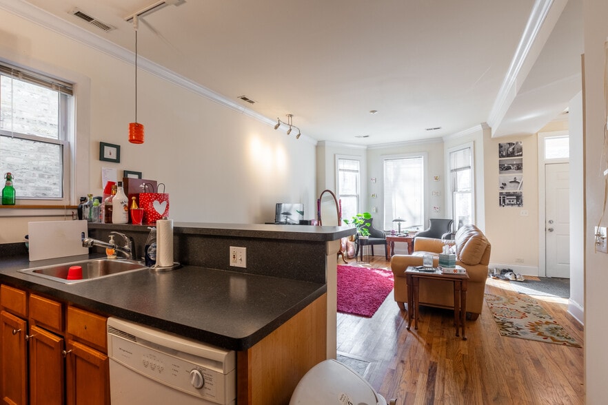 Building Photo - 1314 W Roscoe St