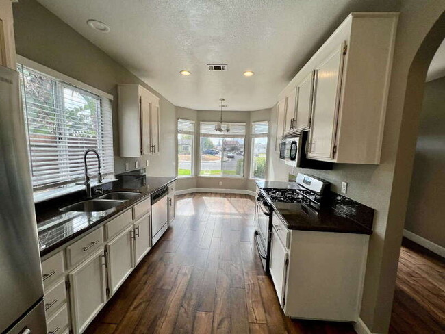 Building Photo - 1605 Paseo Flores Dr