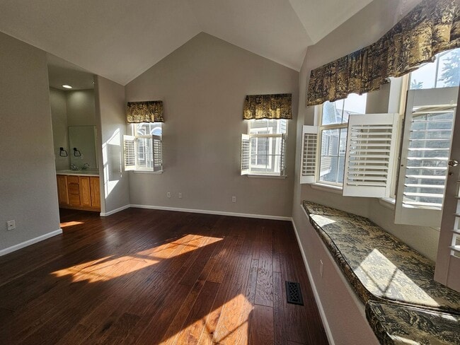 Building Photo - Stunning Highlands Ranch Townhome