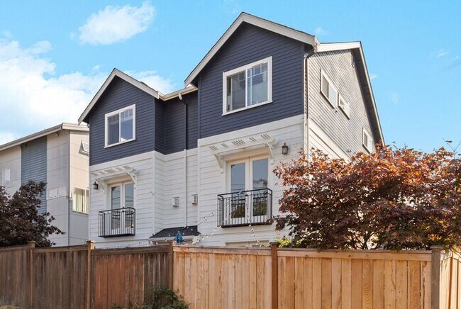 Building Photo - BEAUTIFUL Urban Townhome in Coveted West S...