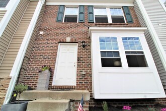Building Photo - 3 Bed/ 2.5 Bath Townhome close to the interstate - Available 06/08/2026