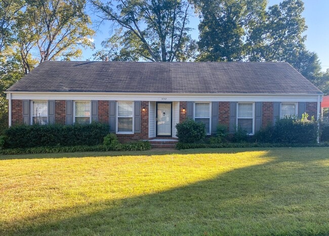Primary Photo - Charming 3 bedroom 2 bath home near Coving...