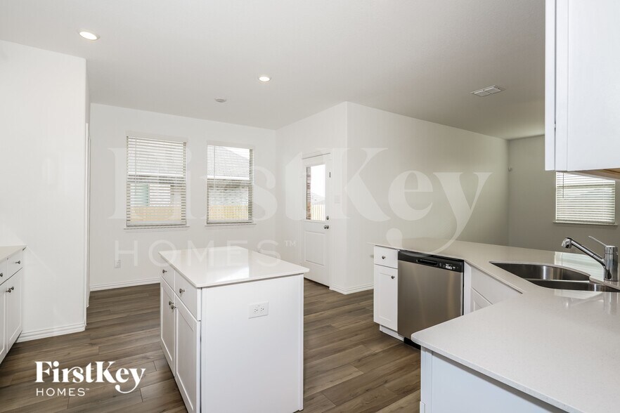 Building Photo - 929 High Noon Dr