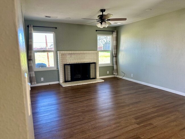 Building Photo - Charming Home with Open Floor Plan in West Redding