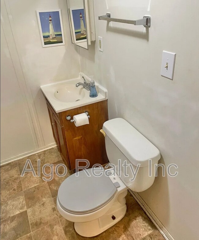 Building Photo - 1345 Arkwright St N