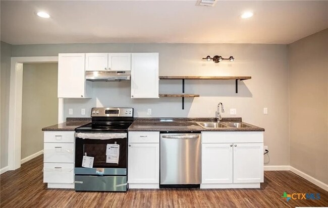 Building Photo - 2003 Woodlawn St