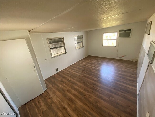 Building Photo - 139 Amber Ave