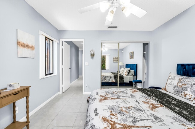 Building Photo - 18615 Breezy Palm Way