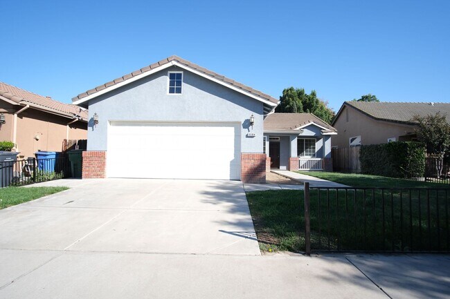 Building Photo - 3 Bedroom 2 bath!