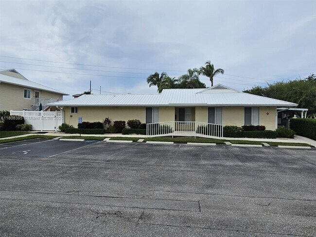Building Photo - 161 SE Village Dr