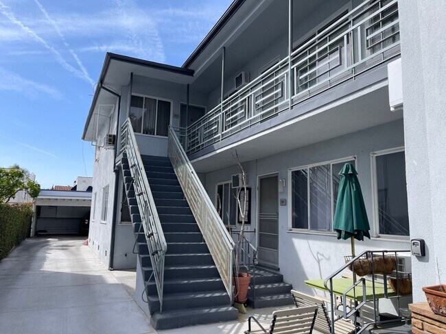 Building Photo - 1059-1059 S Genesee Ave