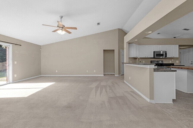 Building Photo - Big Kitchen, Big Yard, Big Comfort – Your Next Home Awaits!