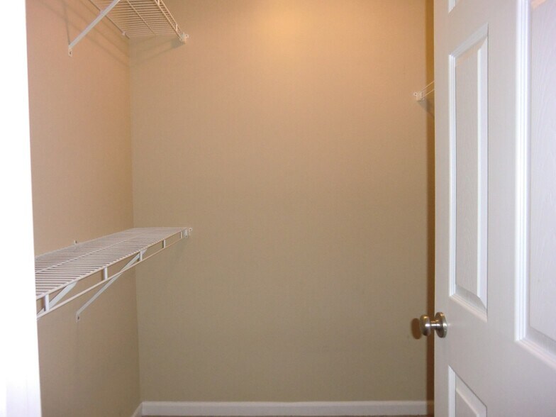 Building Photo - 1802 Sir Lancelot Dr
