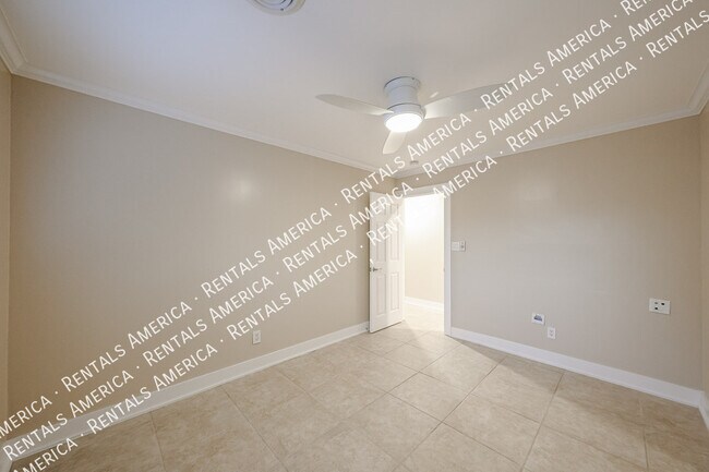 Building Photo - 1424 N Gene Ave