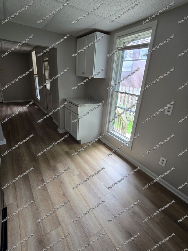 Building Photo - Updated 1 Bedroom Apartment