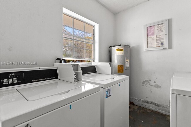 Building Photo - 4140 Woodside Dr