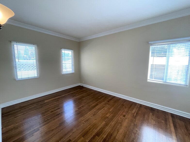 Building Photo - 152 N Arnaz Dr