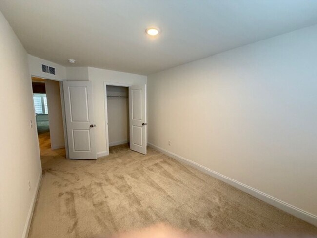 Building Photo - Mebane / Townhouse