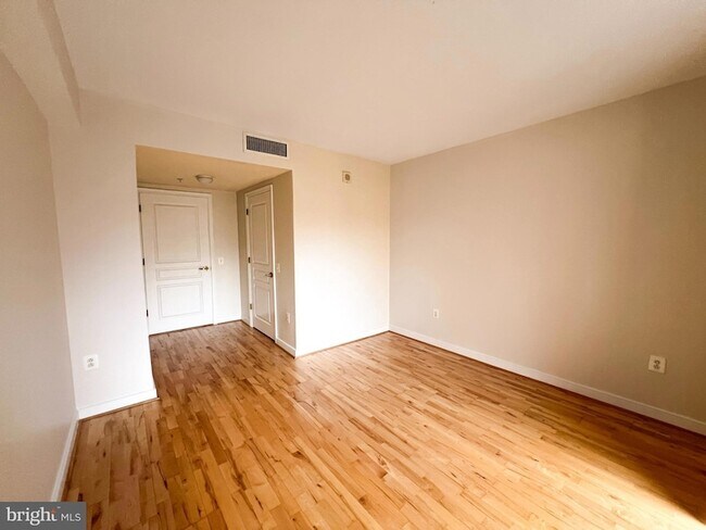 Building Photo - 616 E Street NW Unit 902