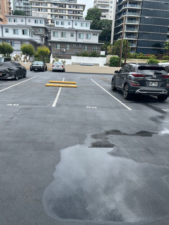 Building Photo - Makikilani Plaza Studio w/ 1 parking stall...
