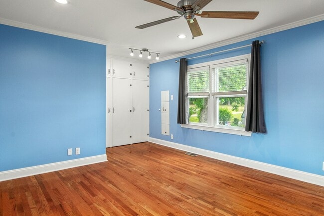 Building Photo - 3 Bed/2 Bath.  Pet Friendly. Large Yard. No Security Deposit