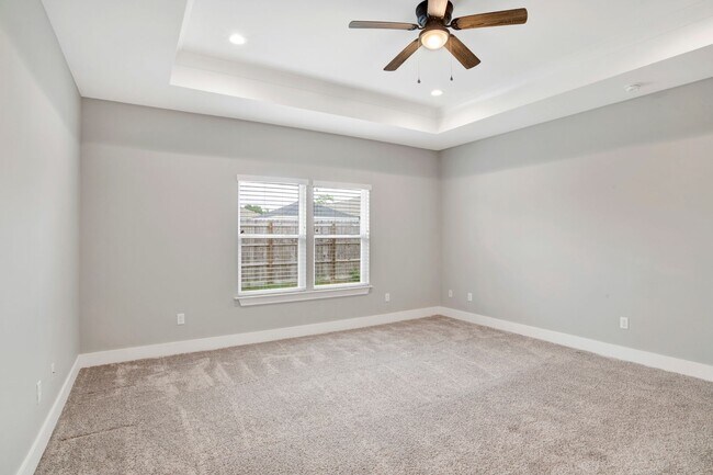 Building Photo - Spacious 2021 home close to beaches and shopping!