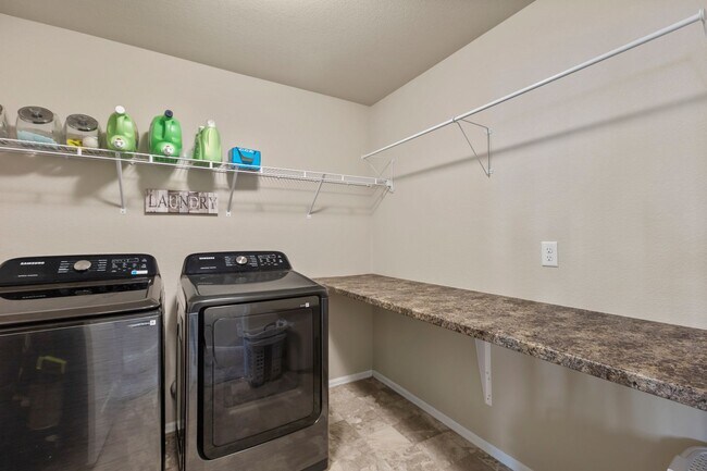 Building Photo - Spacious 4-Bedroom Home with Private Backy...