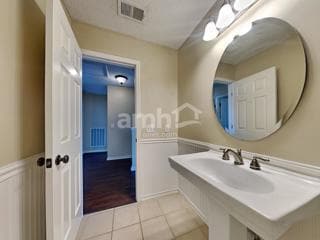 Building Photo - 542 Holiday Dr